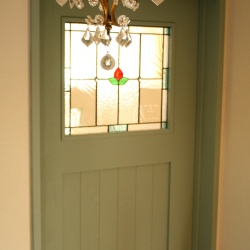 049　オリジナルドアにお施主様がデザインされたステンドグラスをはめました。
