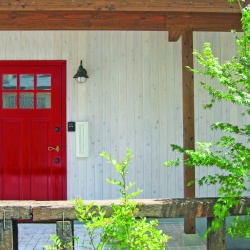 白い壁に赤い玄関ドアが映えます！
