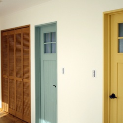051　将来２部屋にする子供部屋のドアは、バターミルクペイントを塗り分けました。