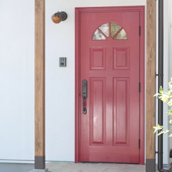 064.USA製木製ドア　オーナーさんのラッキーカラー「赤」で塗りました