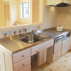 051　キッチン床も無垢のパイン材で仕上げました。