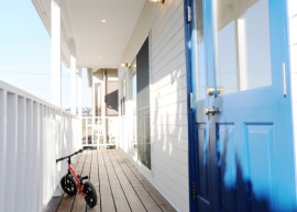 【カリフォルニアスタイル】BGMが心地よいカリフォルニアブルーの木製ドアの家